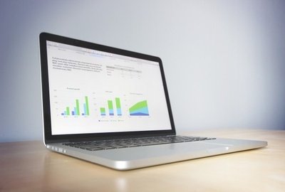 McBook com gráfico na tela