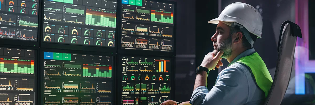 trabalhador-focado-em-telas