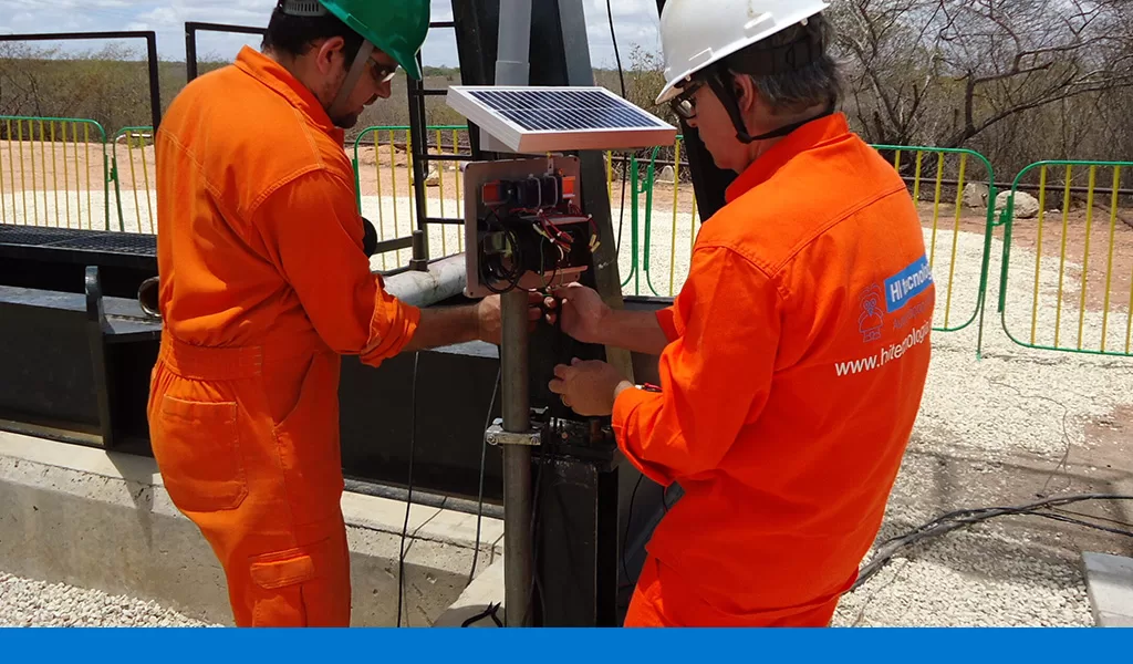 tecnicos-da-hi-trabalhando-em-um-clp-industrial