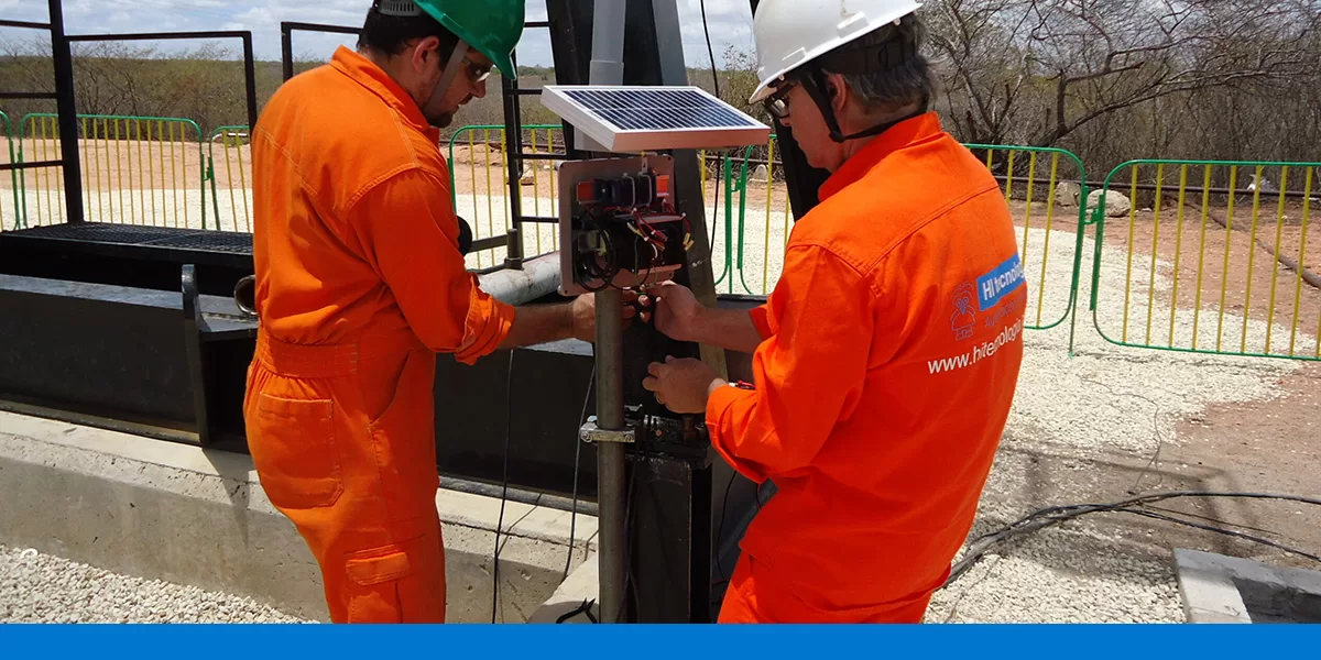 tecnicos-da-hi-trabalhando-em-um-clp-industrial